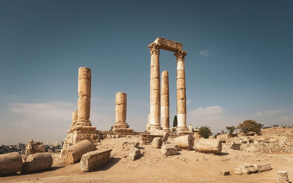 أعمدة رومانية أثرية في جبل القلعة، عمّان، الأردن