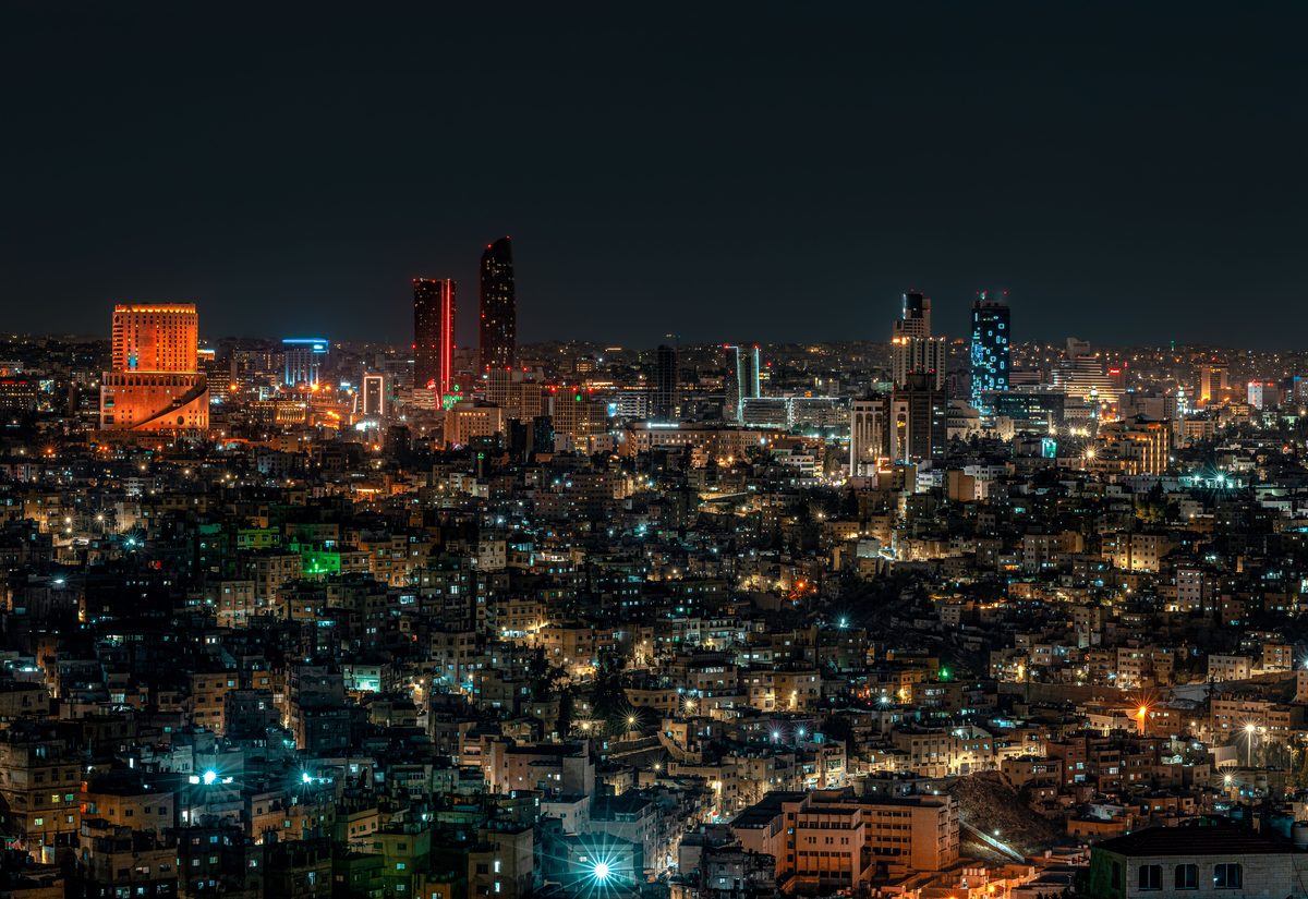 عمّان ليلاً، وأضواء المدينة تمتد فوق تلالها