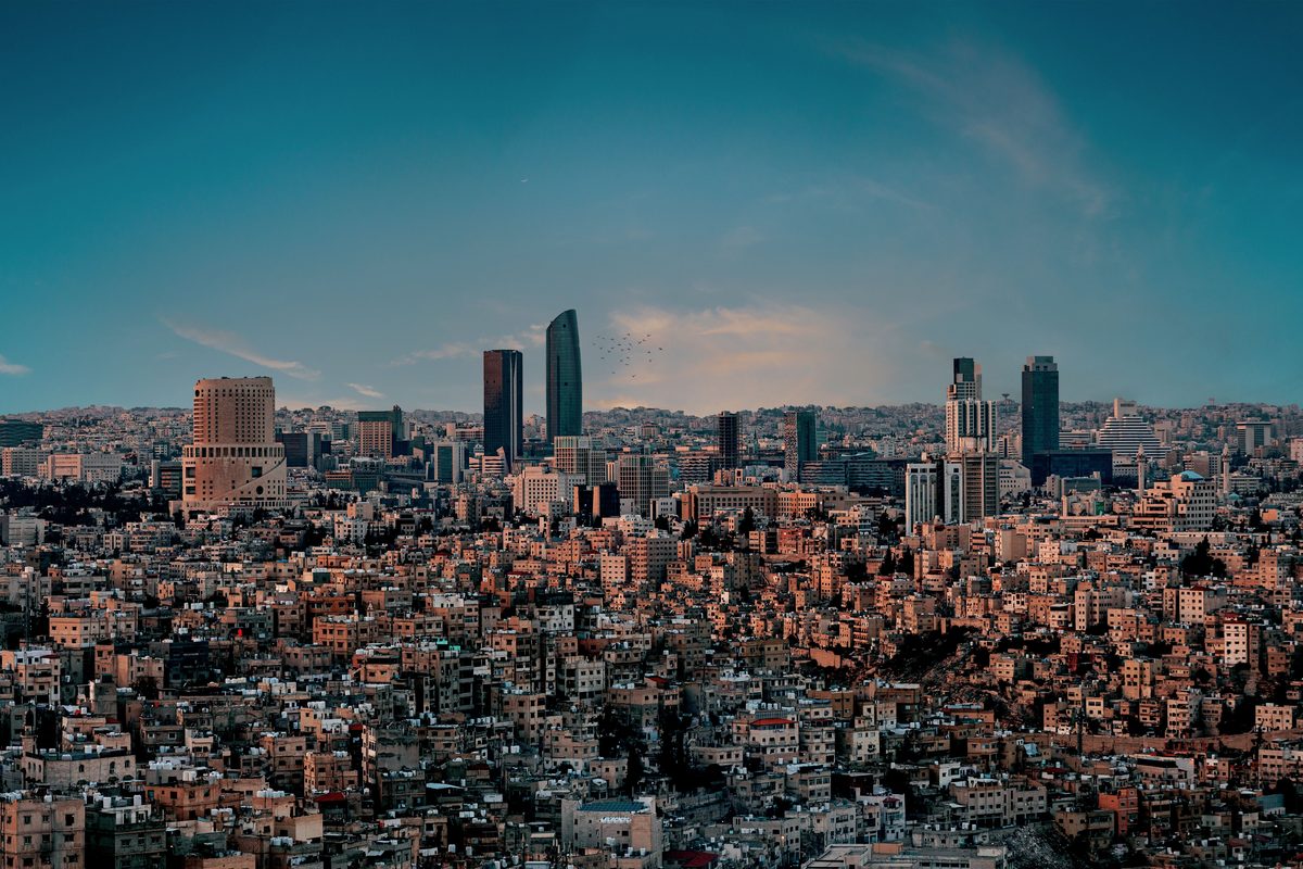 أفق عمّان، وتظهر الأبراج المرتفعة فوق أحياء المدينة المنتشرة على التلال